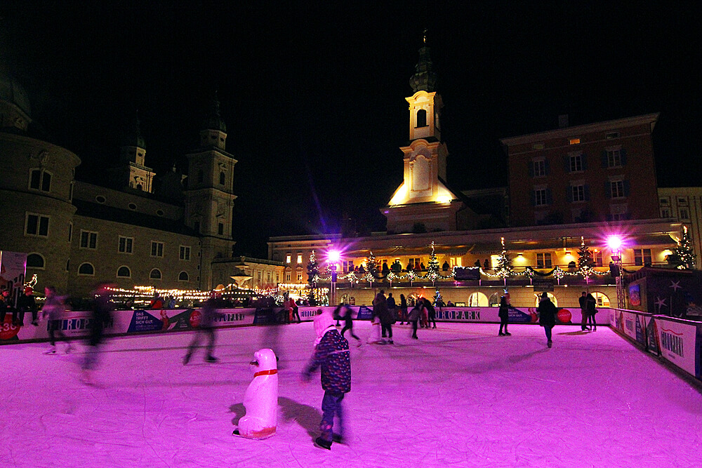 weihnachtsliches-eislaufen-am-salzburger-mozartplatz